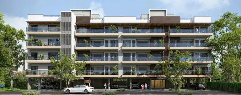 Wohnhaus mit Balkonen unter blauem Himmel