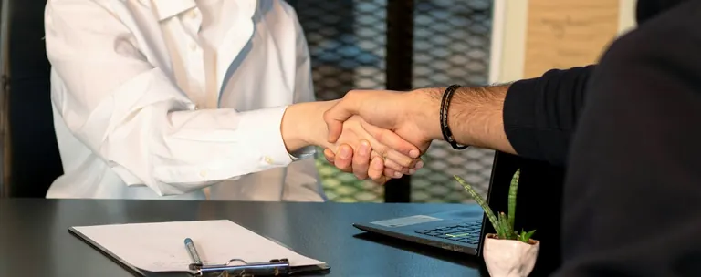 Beratungsgespräch mit Handschlag
