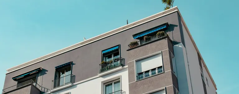 Wohnhaus mit Eigentumswohnungen vor blauem Himmel