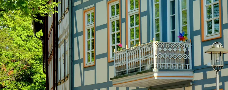 Historische Fassade in Blau und Weiß