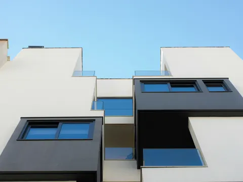 Mehrfamilienhaus vor blauem Himmel